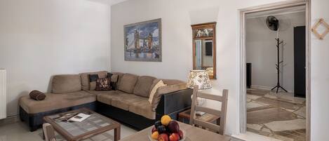 Cottage House | Coin séjour | Télévision à écran plat de 50 pouces avec chaßnes numériques, Netflix