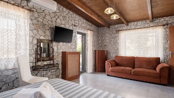 Rustic Chalet | Soundproofing, iron/ironing board, free WiFi, bed sheets