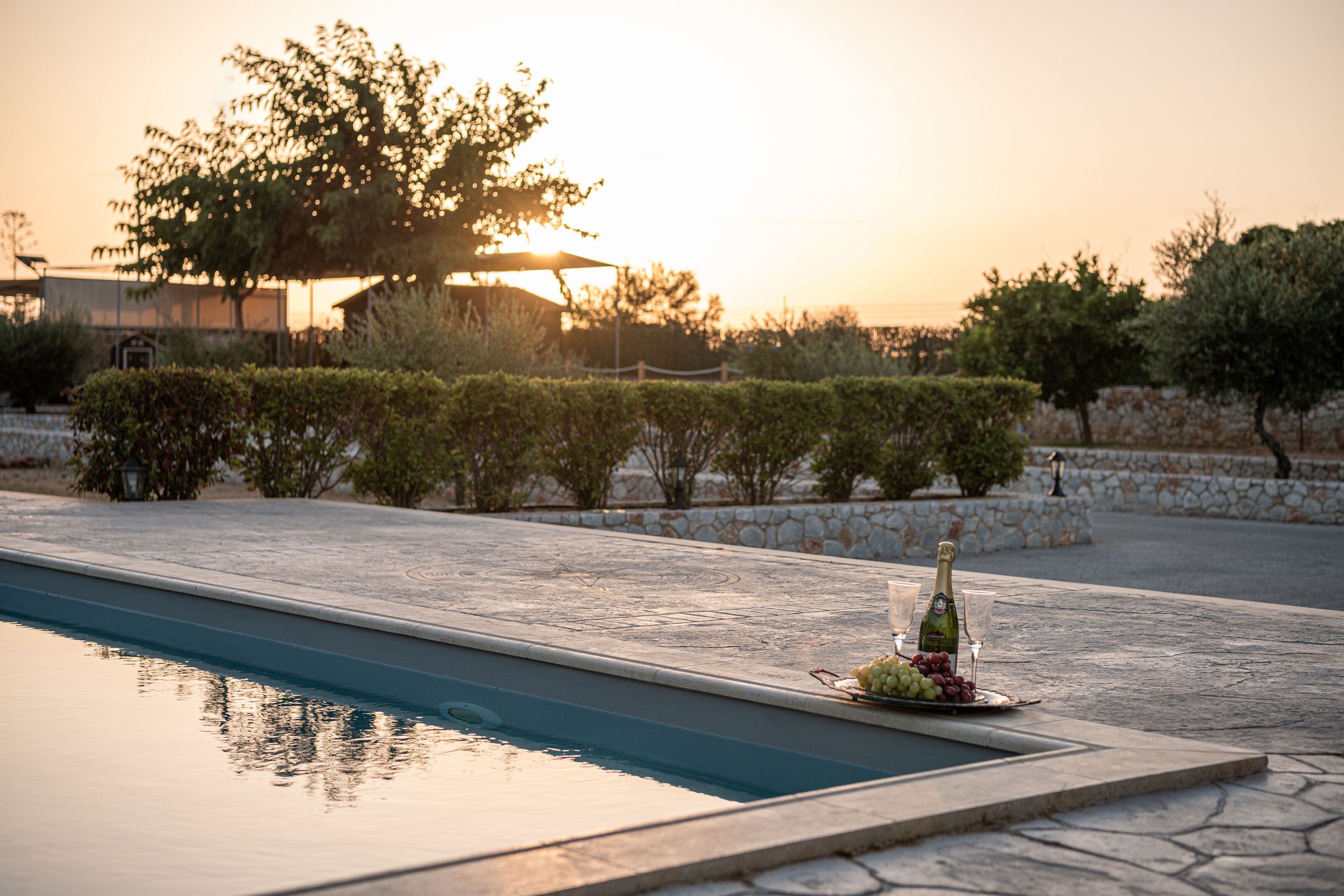 Cottage House | Basseng | Sesongbasert utendørsbasseng, bassengparasoller og solsenger