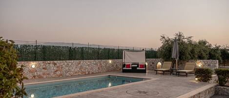 Piscina stagionale all'aperto, ombrelloni da piscina, lettini