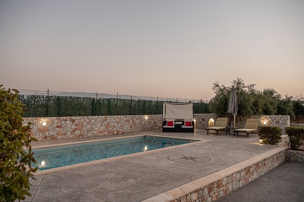 Seasonal outdoor pool, pool umbrellas, pool loungers - Alkistis Sweet Homes (Chania)