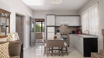 Cottage House | Private kitchen | Fridge, microwave, electric kettle, toaster