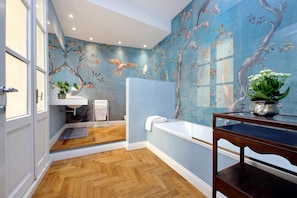 A bathroom with a wooden floor, a sink, a toilet, and a bathtub. - Treasurerome Quattro Fontane Luxury (Rome)