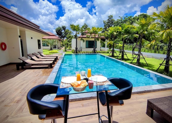 Free daily full breakfast 