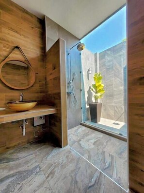 Hair dryer, towels, soap, shampoo - Isan Golf & Adventure Hotel (Phen)