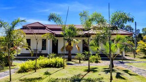 Grand Bungalow | Frette Italian sheets, premium bedding, Select Comfort beds, minibar - Isan Golf & Adventure Hotel (Phen)