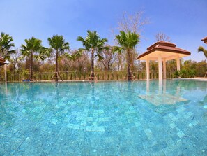 Outdoor pool, pool loungers