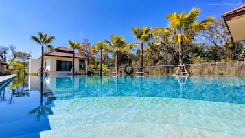 Piscine extérieure, chaises longues
