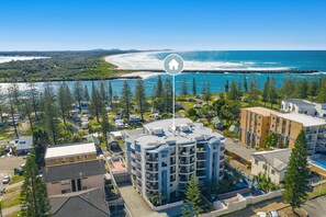 A coastal hotel with multiple floors, a parking lot, and a view of the ocean. - Flightdeck 504 - Holiday unit with ocean views, 2 minute walk to CBD (Port Macquarie)