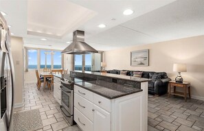 Køleskab, mikrobølgeovn, ovn, kogeplade