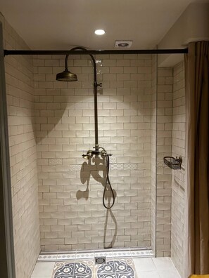 Haartrockner, Handtücher, Seife, Toilettenpapier