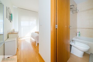 Regadera, secadora de cabello, bidet, toallas 