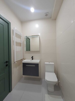 Baignoire à jets, serviettes fournies, savon, shampoing