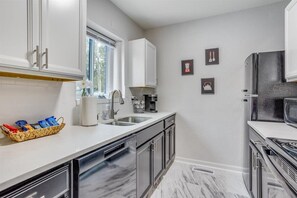 Fridge, microwave, oven, stovetop - Walk to Wesley Hospital! Pickle Ball & Bikes on Site!
(Wichita)