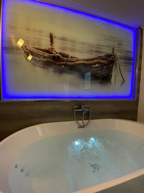 Een douche, een haardroger, handdoeken, zeep