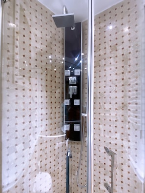 Hair dryer, towels, soap, shampoo - Cool BDR apartment in the best area of Rome! Piazza Farnese ; Historical Center (Roma)