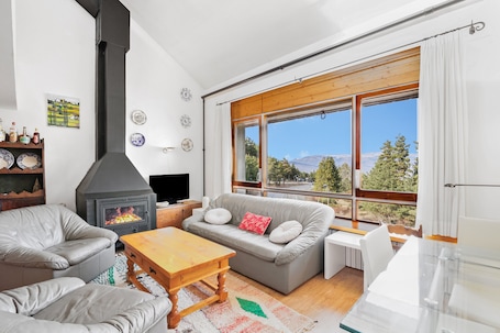 Cheminée, table de tennis de table. Appartement 'Masella' avec vue sur les montagnes, jardin partagé