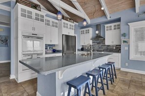 Kylskåp, mikrovågsugn, ugn och spishäll