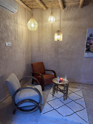 Habitación tradicional | Caja fuerte, cortinas opacas, wifi gratis