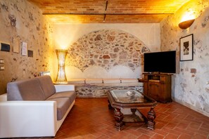 TV - Farmhouse 'Le Gerlette - La Stalla' with Shared Pool, Wi-Fi and Air Conditioning (Braccagni)