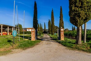 Property grounds - Farmhouse "Le Gerlette - La Capanna" with Shared Pool & Wi-Fi (Braccagni)