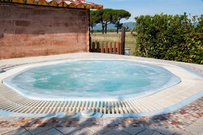 Outdoor spa tub - Farmhouse "Le Gerlette - La Capanna" with Shared Pool & Wi-Fi (Braccagni)