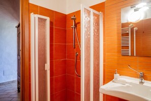 Douche, serviettes fournies