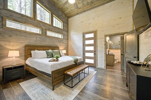 3 bedrooms, iron/ironing board, travel cot, free WiFi - NEW Cozy Lux Cabin! *VIEWS* Hot Tub,Wi-Fi-Sleeps 8 (Broken Bow)