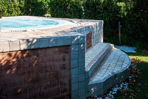 Outdoor spa tub - Farmhouse 'Le Gerlette - Il Granaio' with Shared Pool, Wi-Fi and Air Conditioning (Braccagni)
