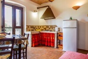 Frigorífico, microondas, placa de cocina y utensilios de cocina