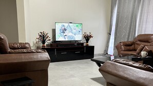 Villa | Living area - Inviting 9-bed Villa in Kampala (Kampala)