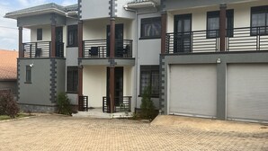 Exterior - Inviting 9-bed Villa in Kampala (Kampala)