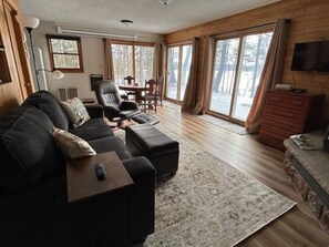 Smart-TV, DVD-spiller, bøker og filmbibliotek