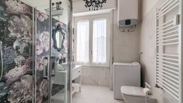 SĂšche-cheveux, serviettes fournies