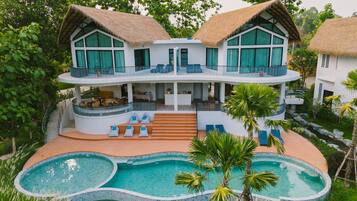 Vista frontal de la propiedad