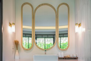 尊贵四人房 | 浴室 | 独立的浴缸和淋浴、吹风机、浴袍、拖鞋