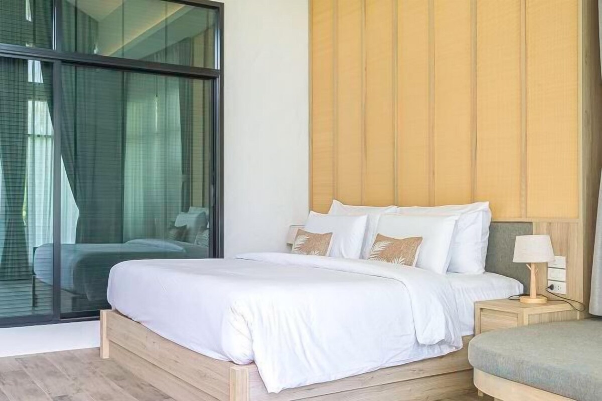 Roupas de cama premium, frigobar, escrivaninha