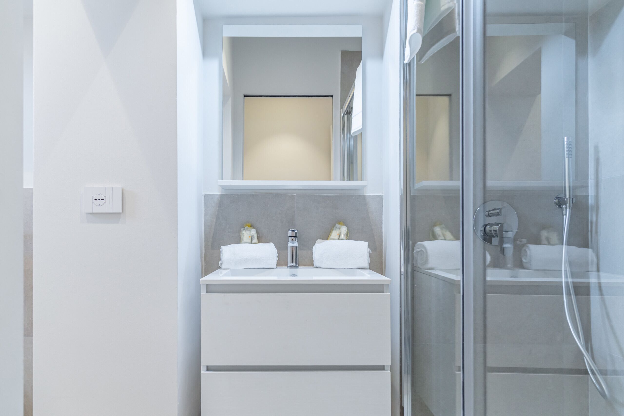 Sèche-cheveux, serviettes fournies