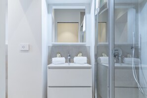 Sèche-cheveux, serviettes fournies