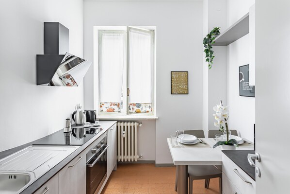 Kühlschrank, Mikrowelle, Ofen, Herdplatte