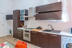 Réfrigérateur, micro-ondes, four, lave-vaisselle