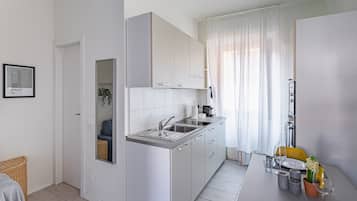 Frigorifero, microonde, forno, piano cottura