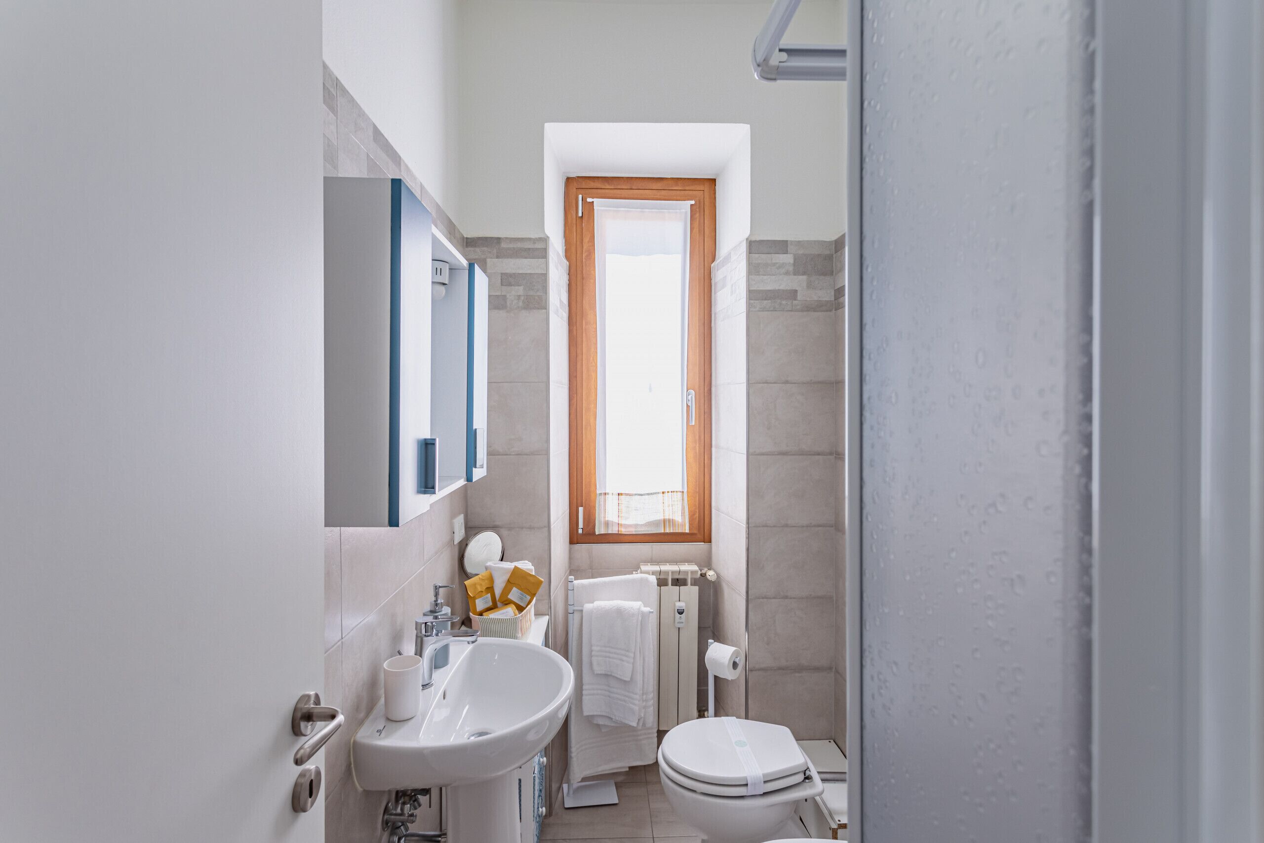 Sèche-cheveux, serviettes fournies