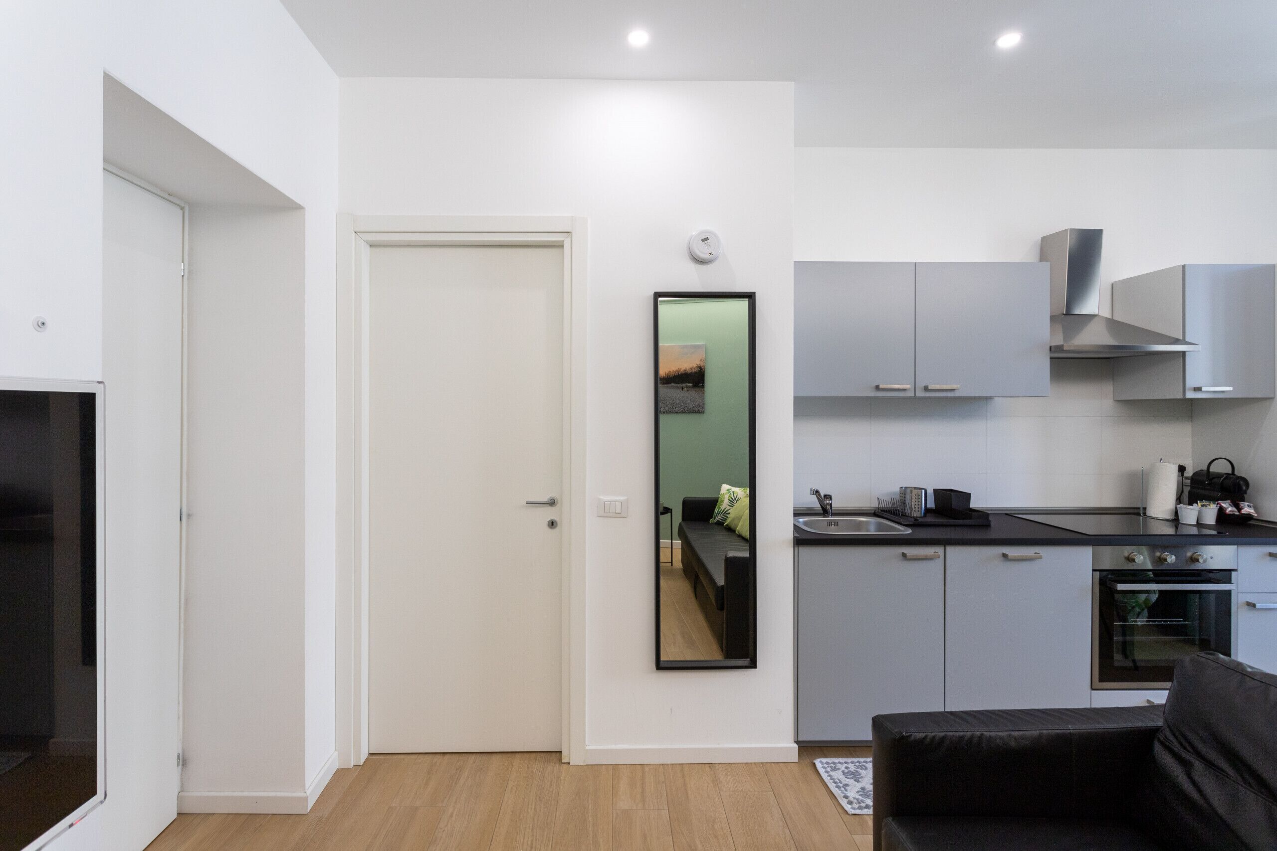 Kühlschrank, Ofen, Geschirrspüler, Wasserkocher mit Kaffee-/Teezubehör