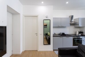 Geladeira, fogão, lava-louças, cafeteira/chaleira