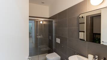 Dusche, Haartrockner, Handtücher