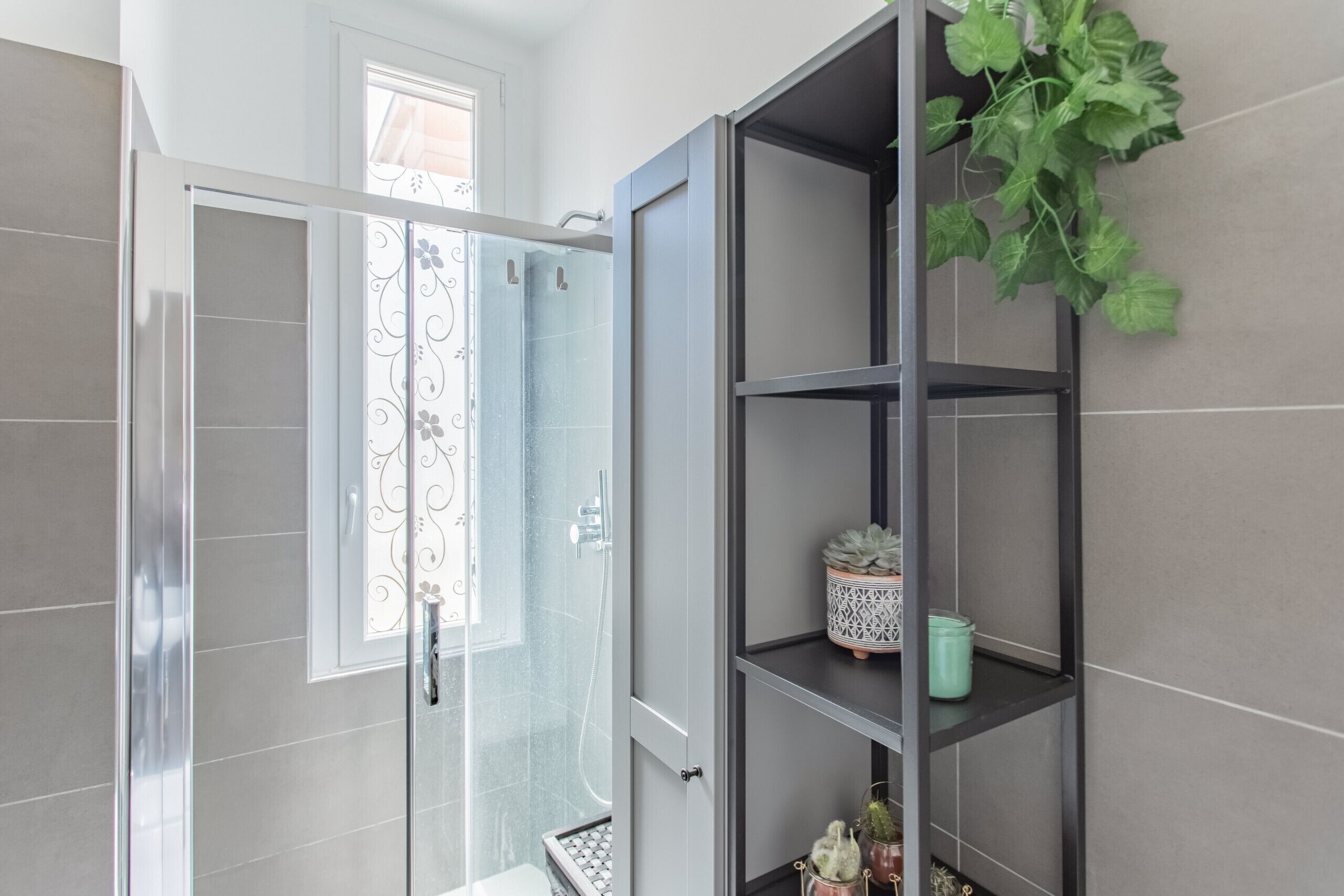 Sèche-cheveux, serviettes fournies