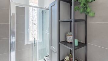 SĂšche-cheveux, serviettes fournies