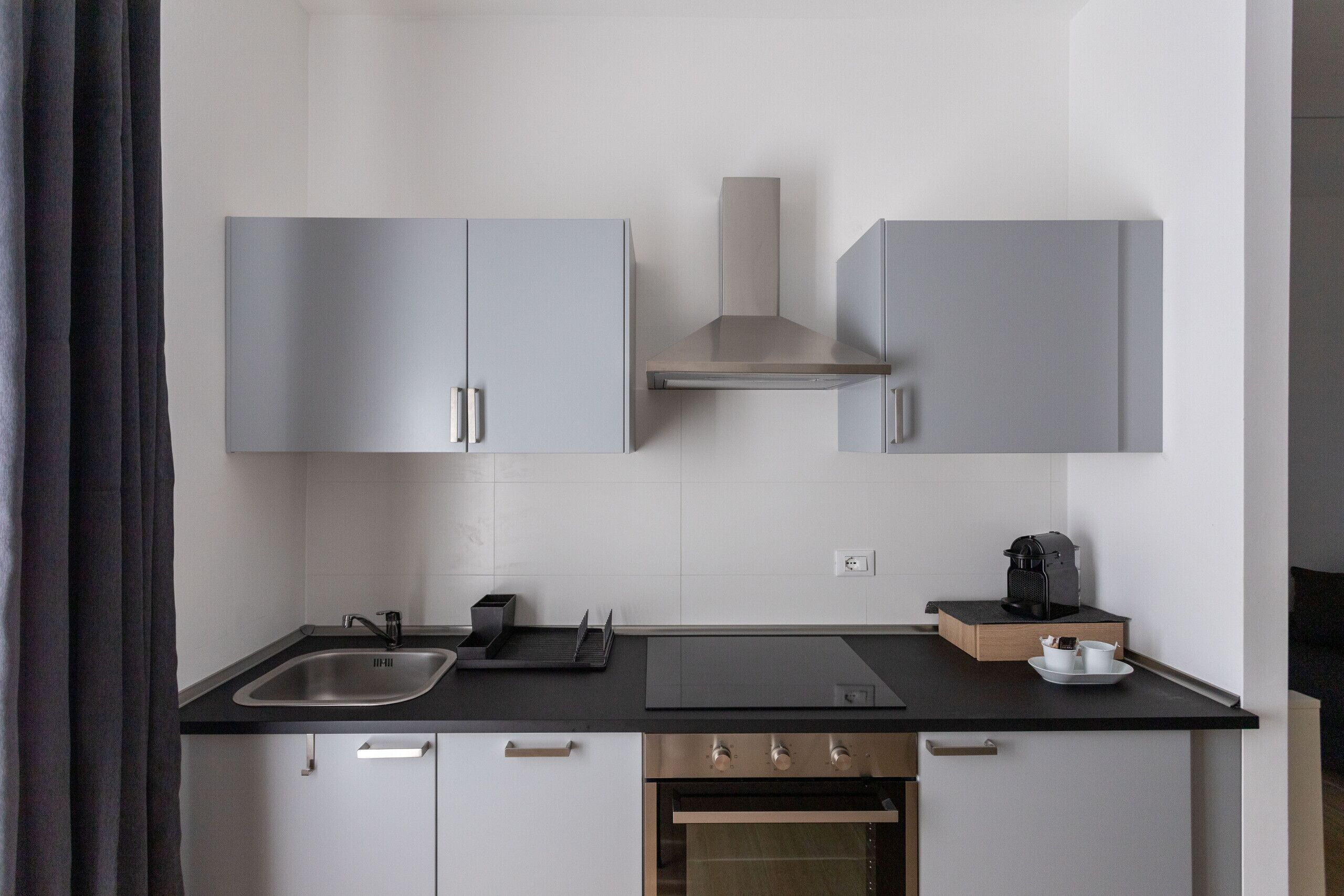 Frigorifero, forno, piano cottura, lavastoviglie