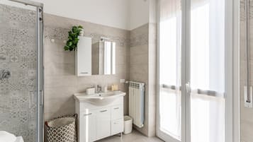 Dusche, Haartrockner, Handtücher
